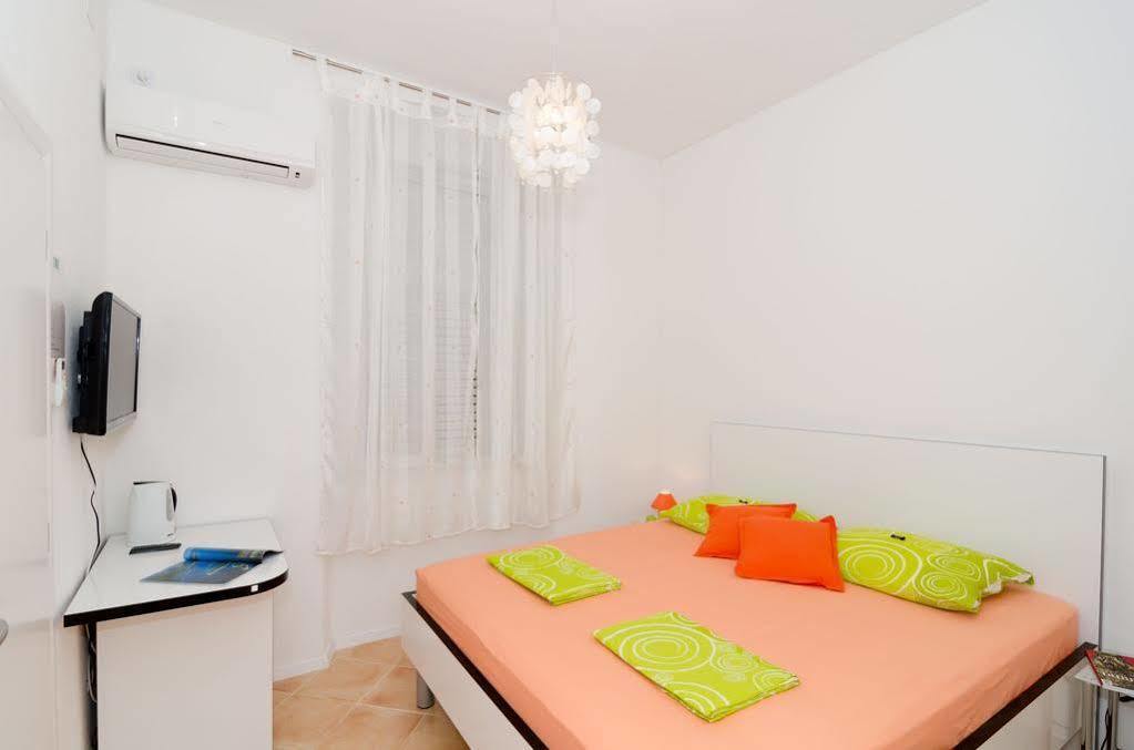 Guest House Cinema Close To Port Дубровник Екстериор снимка